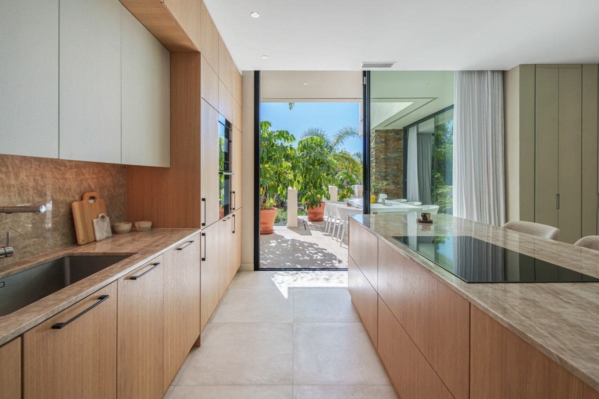 4 soverom Villa til salgs i El Paraiso med svømmebasseng - € 2 750 000 (Ref: 9995257)