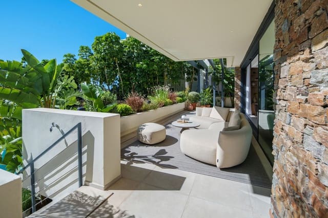 4 soveværelse Villa til salg i El Paraiso, Estepona med swimmingpool - € 2.750.000 (Ref: 9995257)