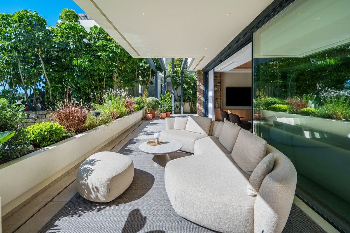 4 bedroom Villa for sale in El Paraiso with pool - € 2,750,000 (Ref: 9995257)