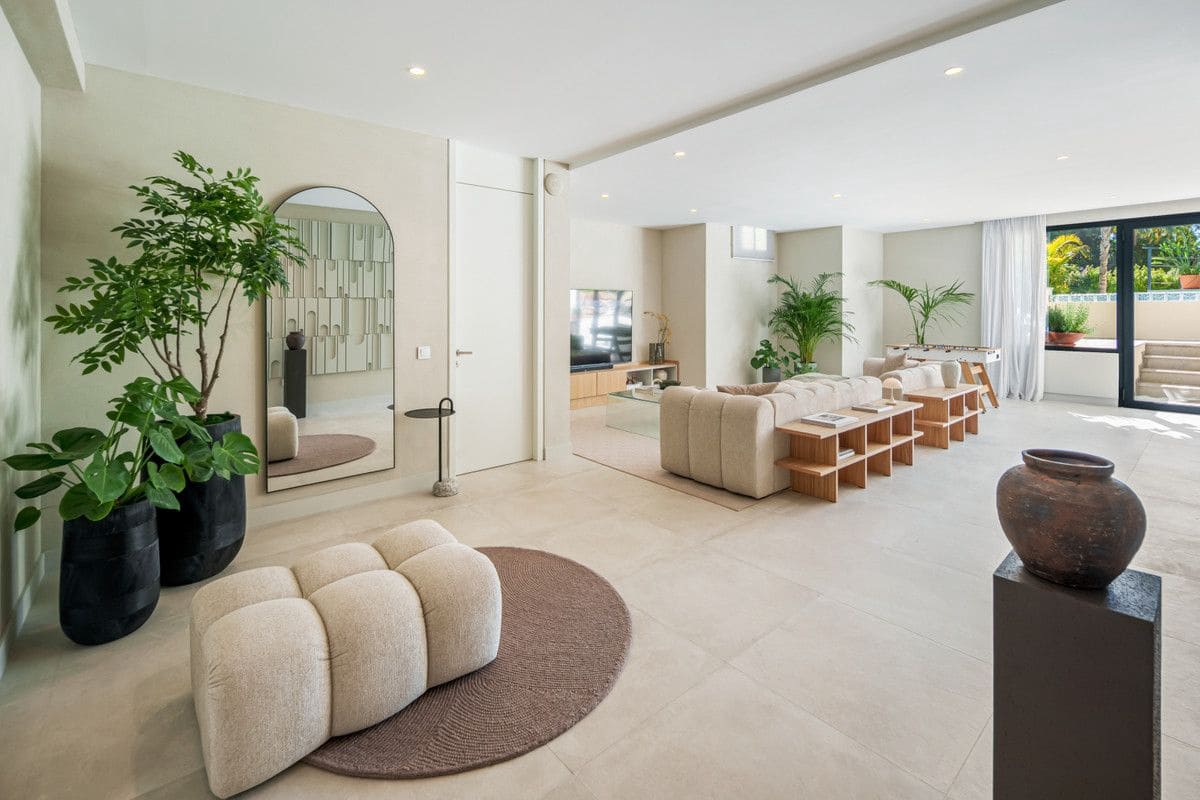 4 bedroom Villa for sale in El Paraiso with pool - € 2,750,000 (Ref: 9995257)