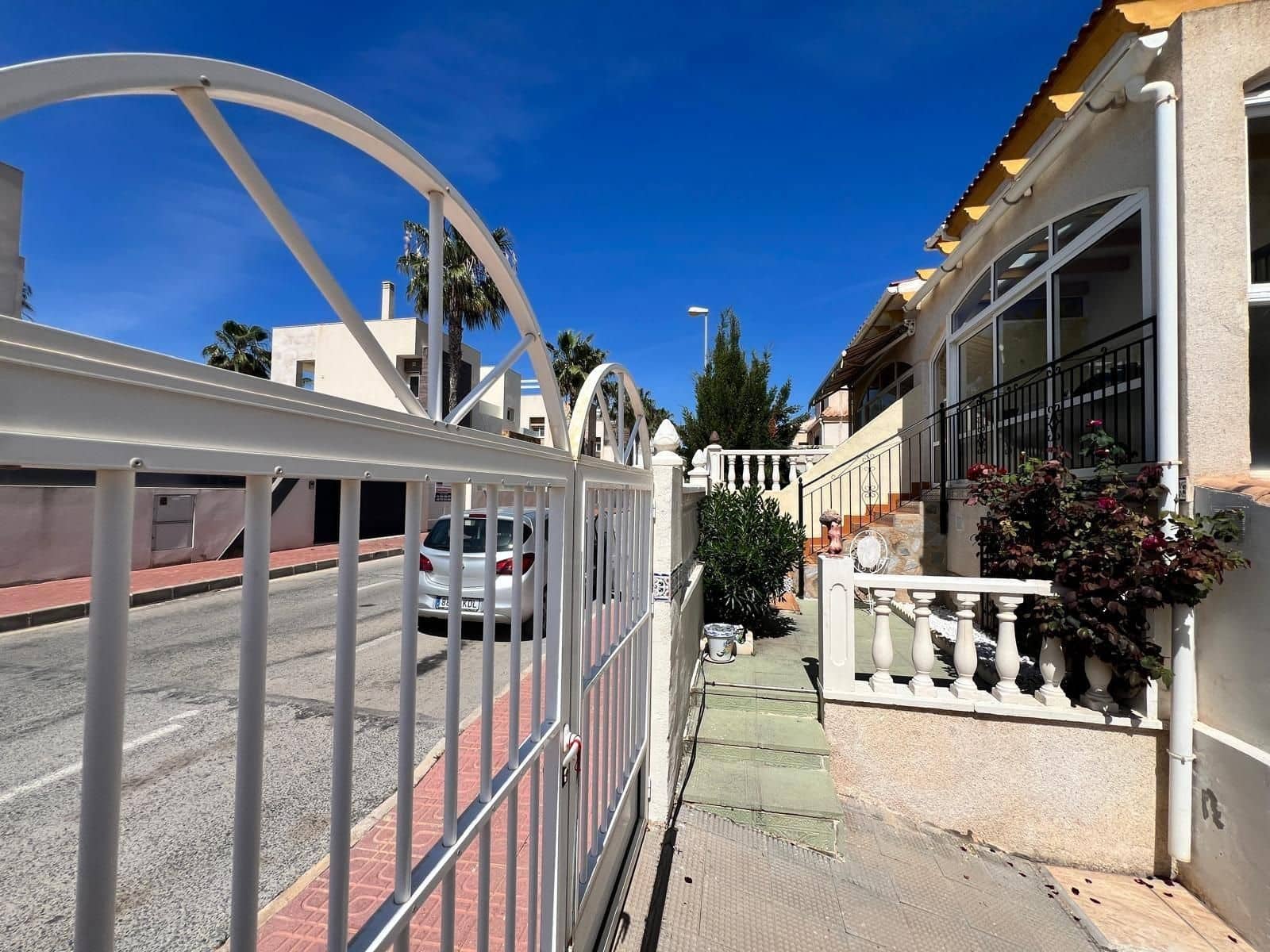 Chalet de 3 habitaciones en Torrevieja en venta con piscina - 315.000 € (Ref: 9995268)