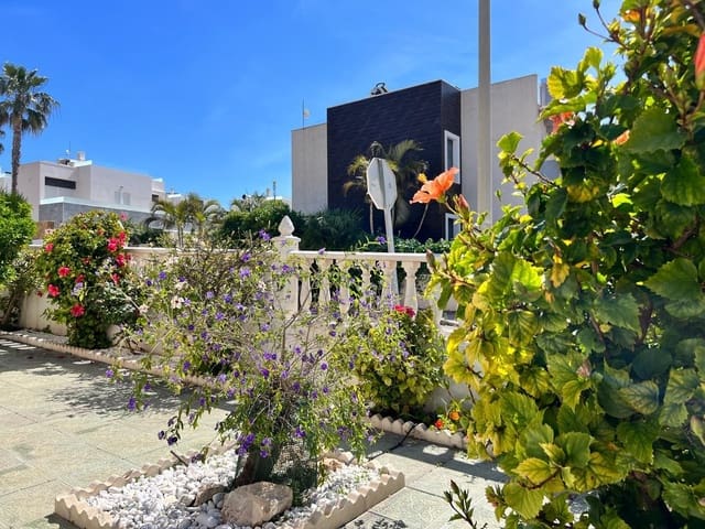 Chalet de 3 habitaciones en Torreblanca, Torrevieja en venta con piscina - 315.000 € (Ref: 9995268)
