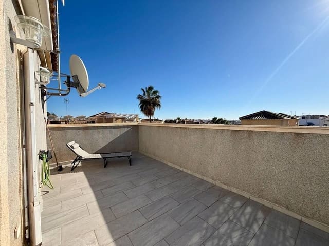 4 slaapkamer Villa te koop in Punta Prima, Orihuela met zwembad - € 359.000 (Ref: 9995871)