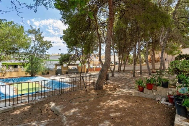 Chalet de 6 habitaciones en La Siesta, Torrevieja en venta con piscina - 550.000 € (Ref: 9995879)