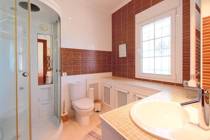 3 sypialnia Willa na sprzedaż w El Carmoli z basenem garażem - 399 000 € (Ref: 9284096)