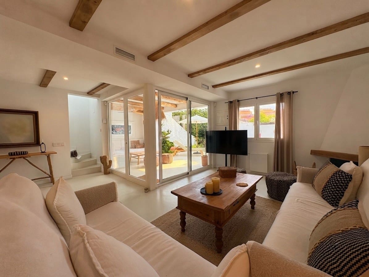 3 bedroom Semi-detached Villa for sale in Denia - € 749,000 (Ref: 10014343)
