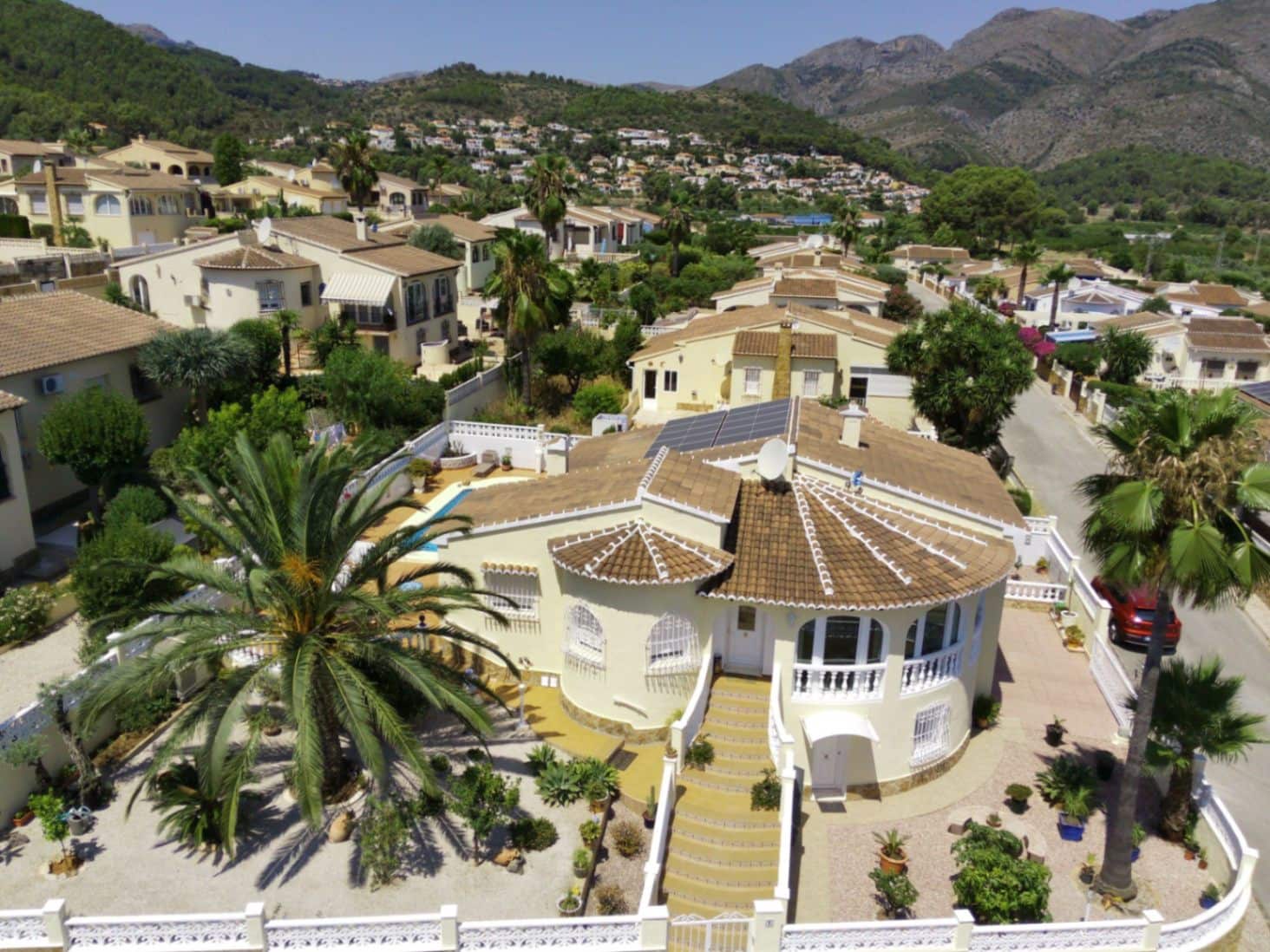 3 Zimmer Villa zu verkaufen in Orba mit Pool Garage - 490.000 € (Ref: 10086355)