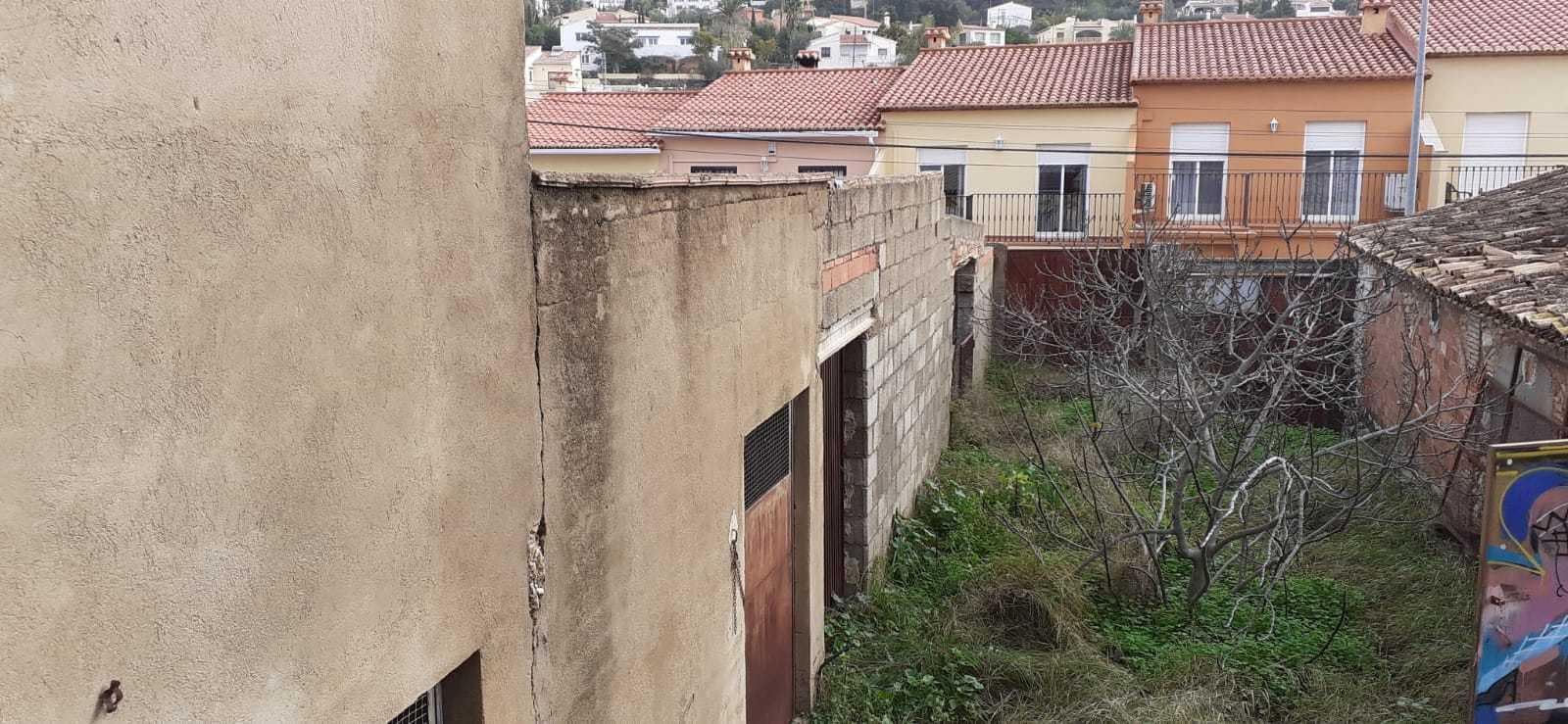 Grunde uden byggetilladelser til salg i Orba - € 85.000 (Ref: 4949417)