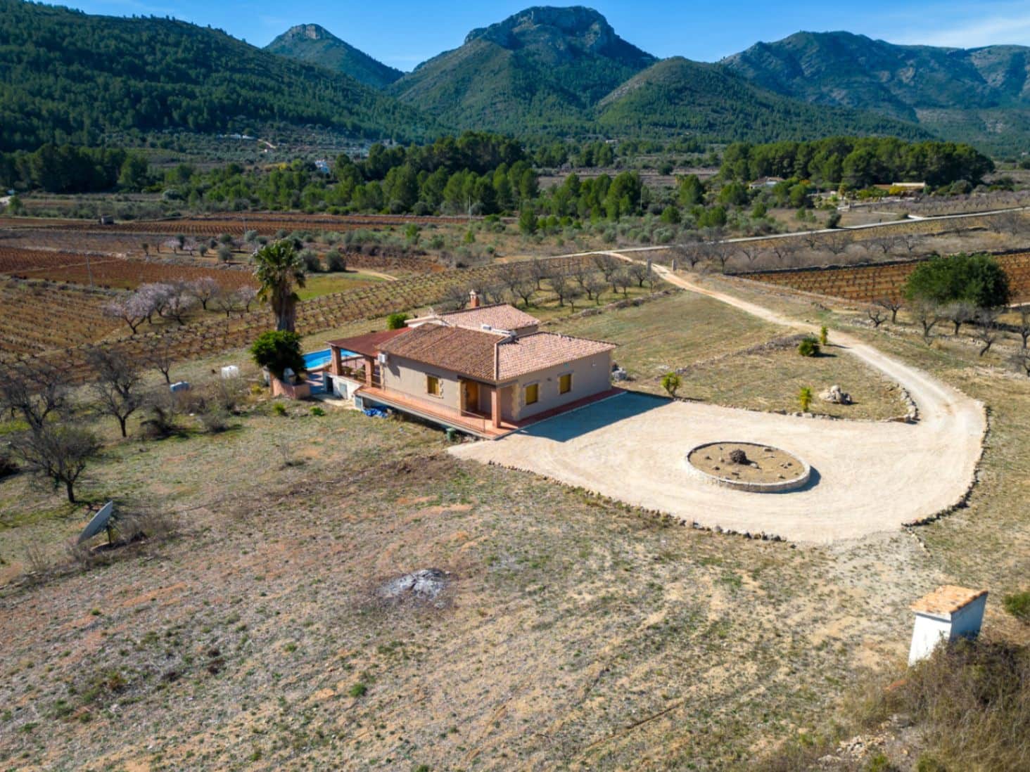 2 bedroom Villa for sale in Jalon / Xalo with pool - € 950,000 (Ref: 8133650)