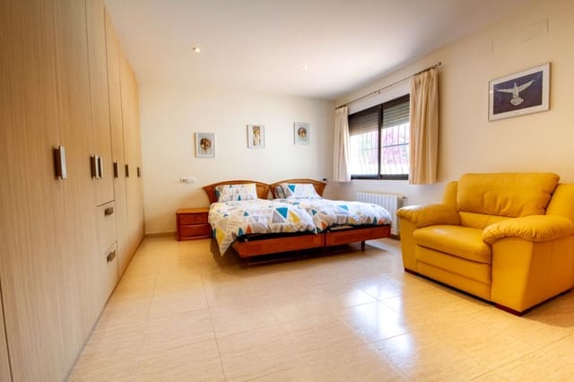 3 bedroom Villa for sale in Orba with pool garage - € 470,000 (Ref: 9006511)