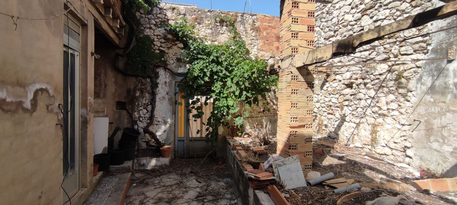 3 slaapkamer Huis te koop in Sagra - € 85.000 (Ref: 9113206)