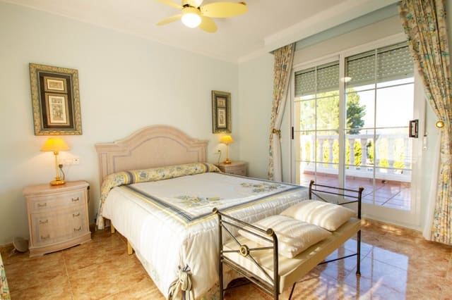 5 soveværelse Villa til salg i Orba med swimmingpool garage - € 650.000 (Ref: 9566321)