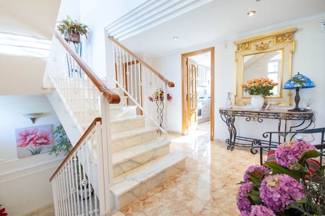 5 soveværelse Villa til salg i Orba med swimmingpool garage - € 650.000 (Ref: 9566321)