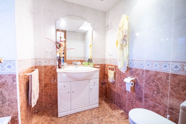 5 soveværelse Villa til salg i Orba med swimmingpool garage - € 650.000 (Ref: 9566321)