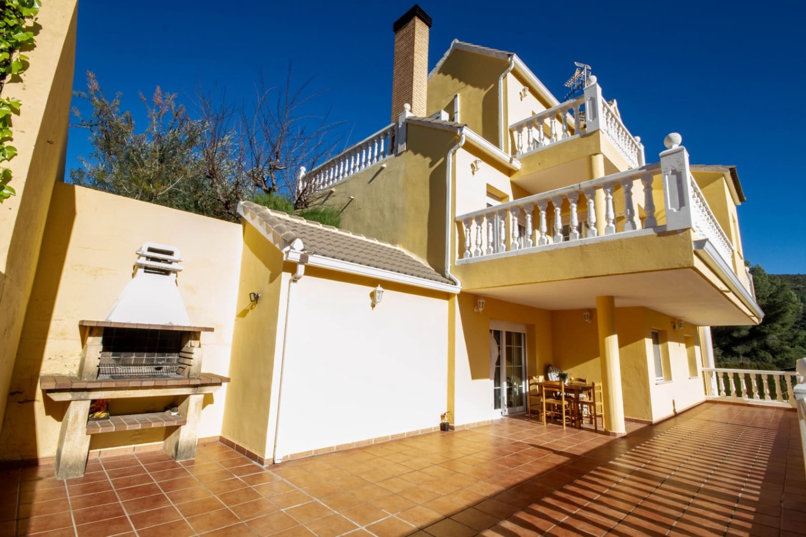 5 soveværelse Villa til salg i Orba med swimmingpool garage - € 650.000 (Ref: 9566321)