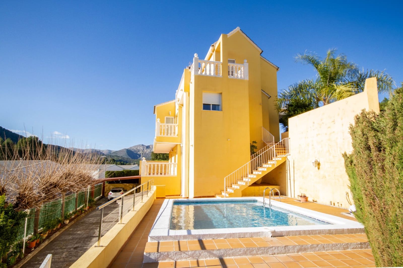 5 soveværelse Villa til salg i Orba med swimmingpool garage - € 650.000 (Ref: 9566321)