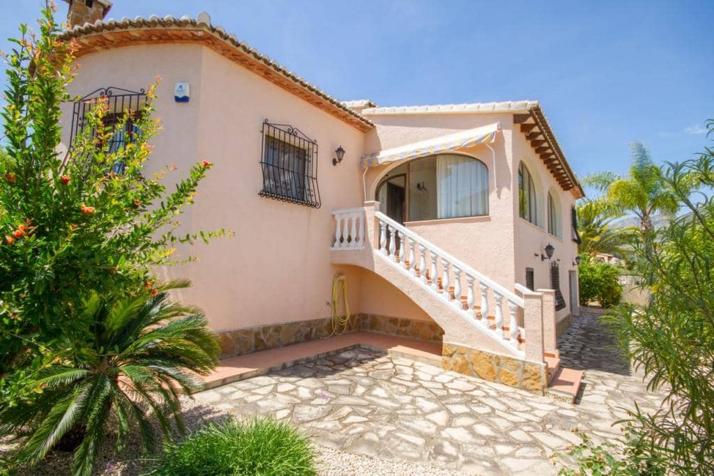 3 soveværelse Villa til salg i Orba med swimmingpool garage - € 580.000 (Ref: 9566349)