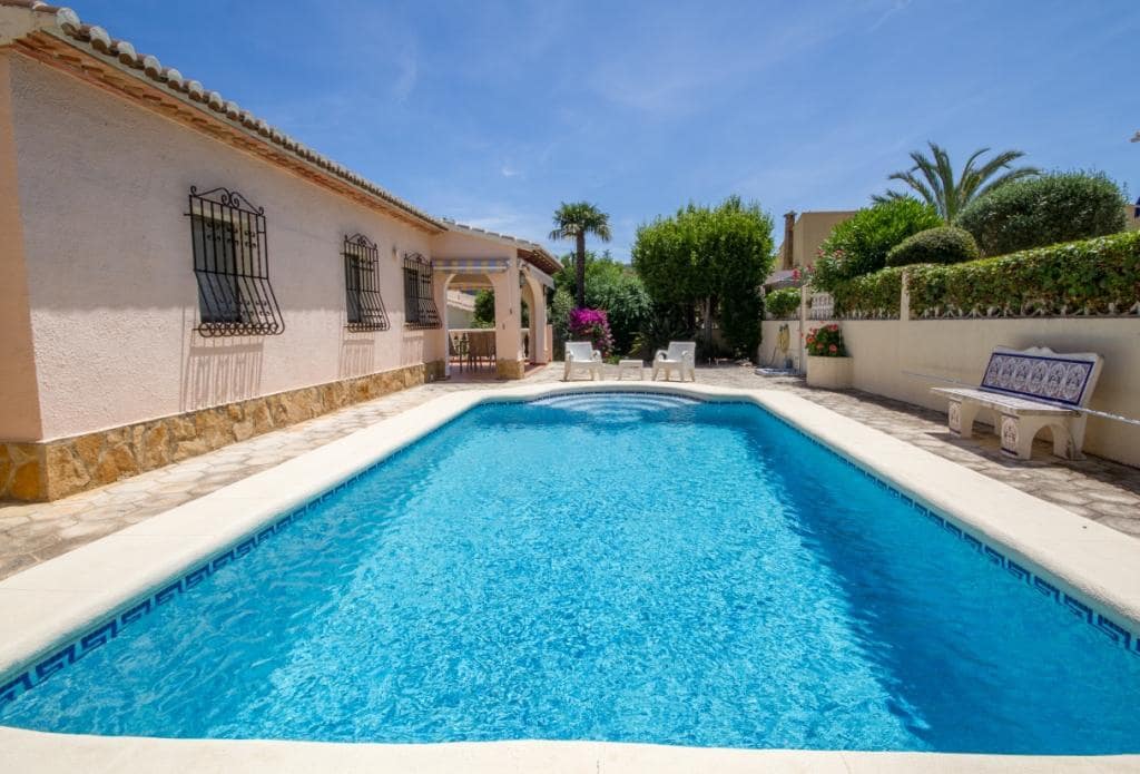 3 soveværelse Villa til salg i Orba med swimmingpool garage - € 580.000 (Ref: 9566349)