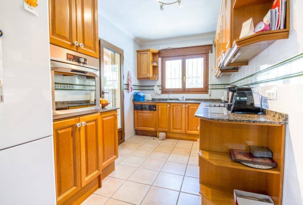 3 soveværelse Villa til salg i Orba med swimmingpool garage - € 580.000 (Ref: 9566349)