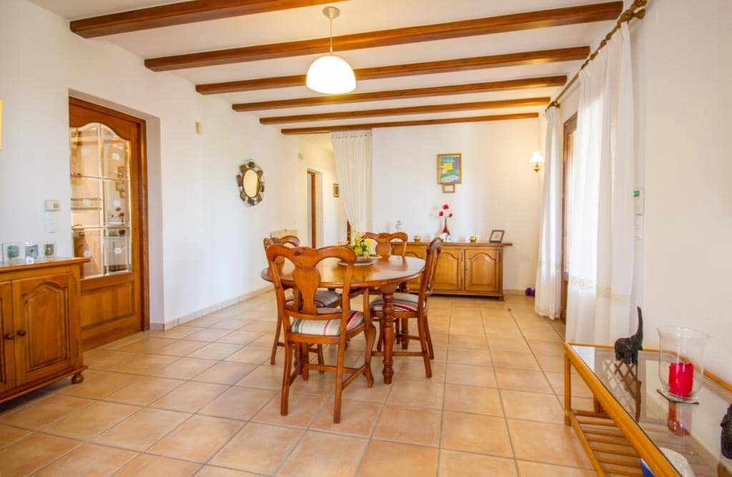 3 soveværelse Villa til salg i Orba med swimmingpool garage - € 580.000 (Ref: 9566349)