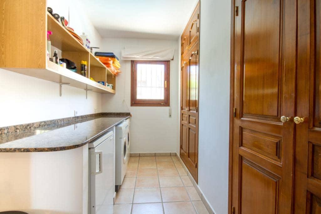 3 soveværelse Villa til salg i Orba med swimmingpool garage - € 580.000 (Ref: 9566349)