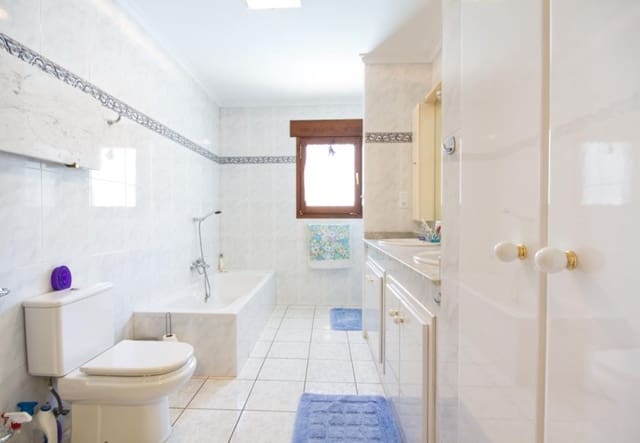 3 soveværelse Villa til salg i Orba med swimmingpool garage - € 580.000 (Ref: 9566349)