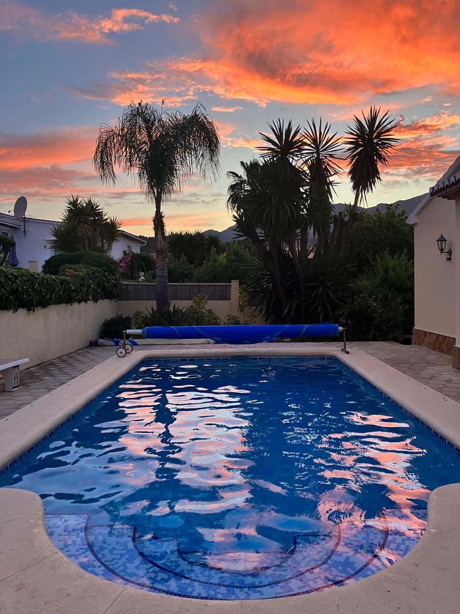 3 soveværelse Villa til salg i Orba med swimmingpool garage - € 580.000 (Ref: 9566349)