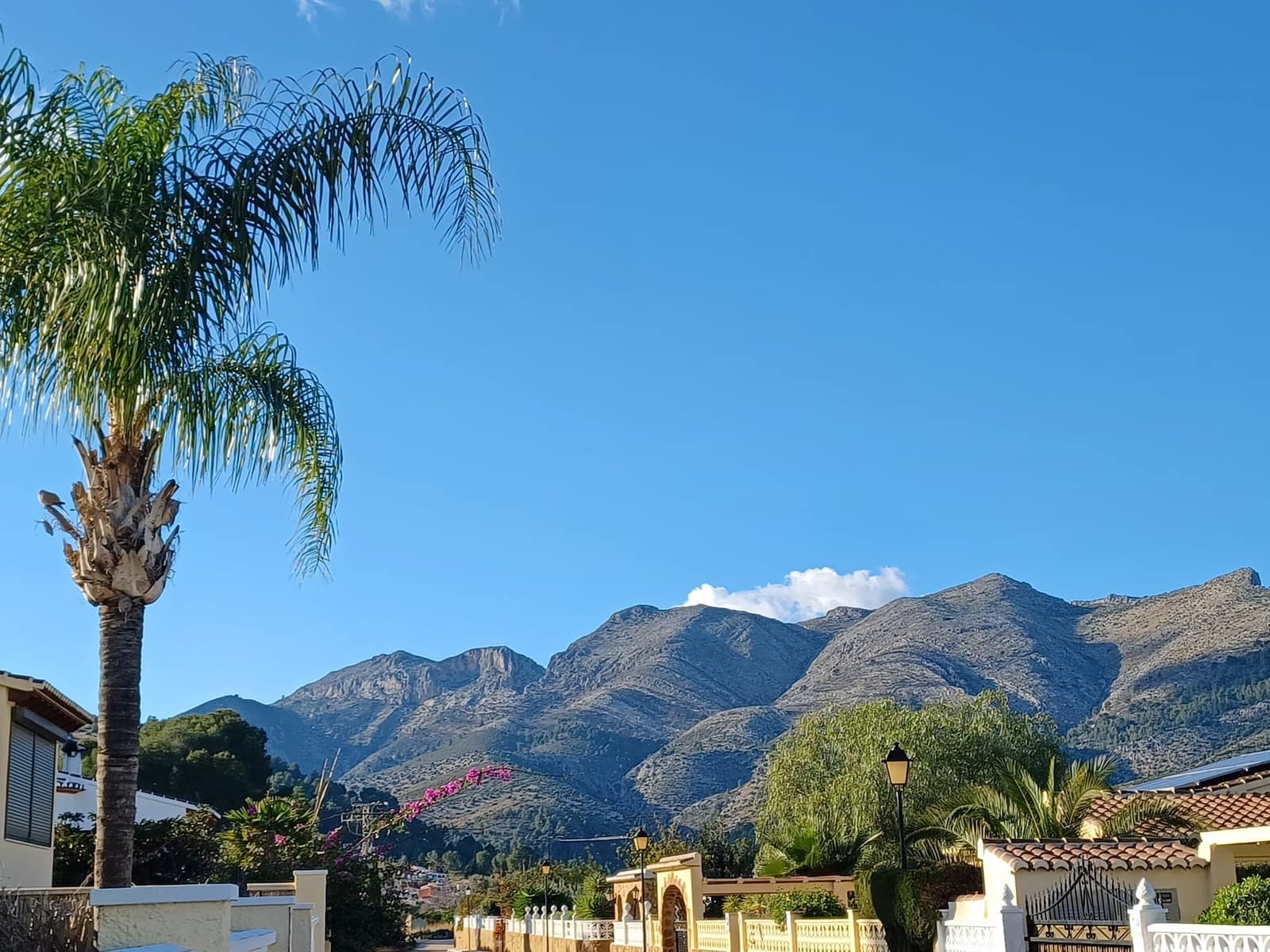 3 soveværelse Villa til salg i Orba med swimmingpool garage - € 580.000 (Ref: 9566349)