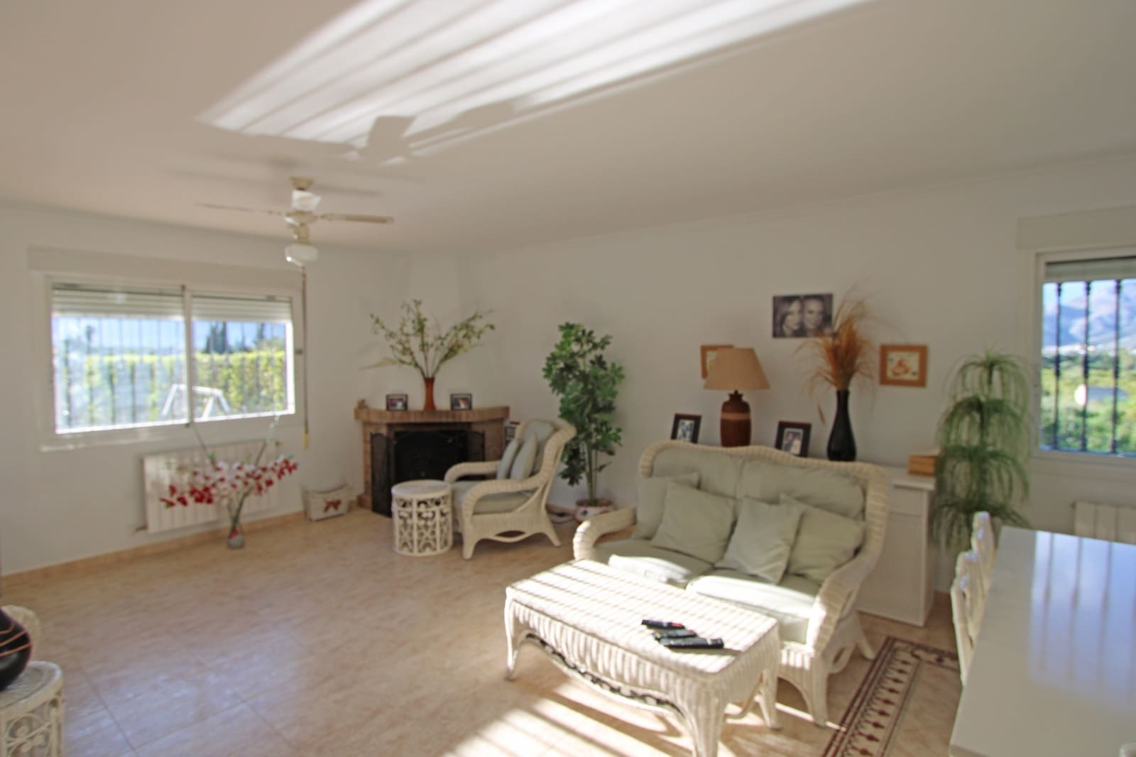 4 bedroom Villa for sale in Benidoleig with pool garage - € 575,000 (Ref: 9737029)