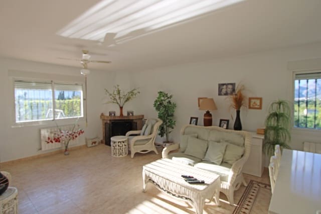 Chalet de 4 habitaciones en Benidoleig en venta con piscina garaje - 575.000 € (Ref: 9737029)