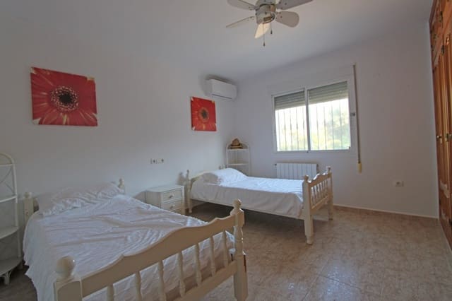 Chalet de 4 habitaciones en Benidoleig en venta con piscina garaje - 575.000 € (Ref: 9737029)