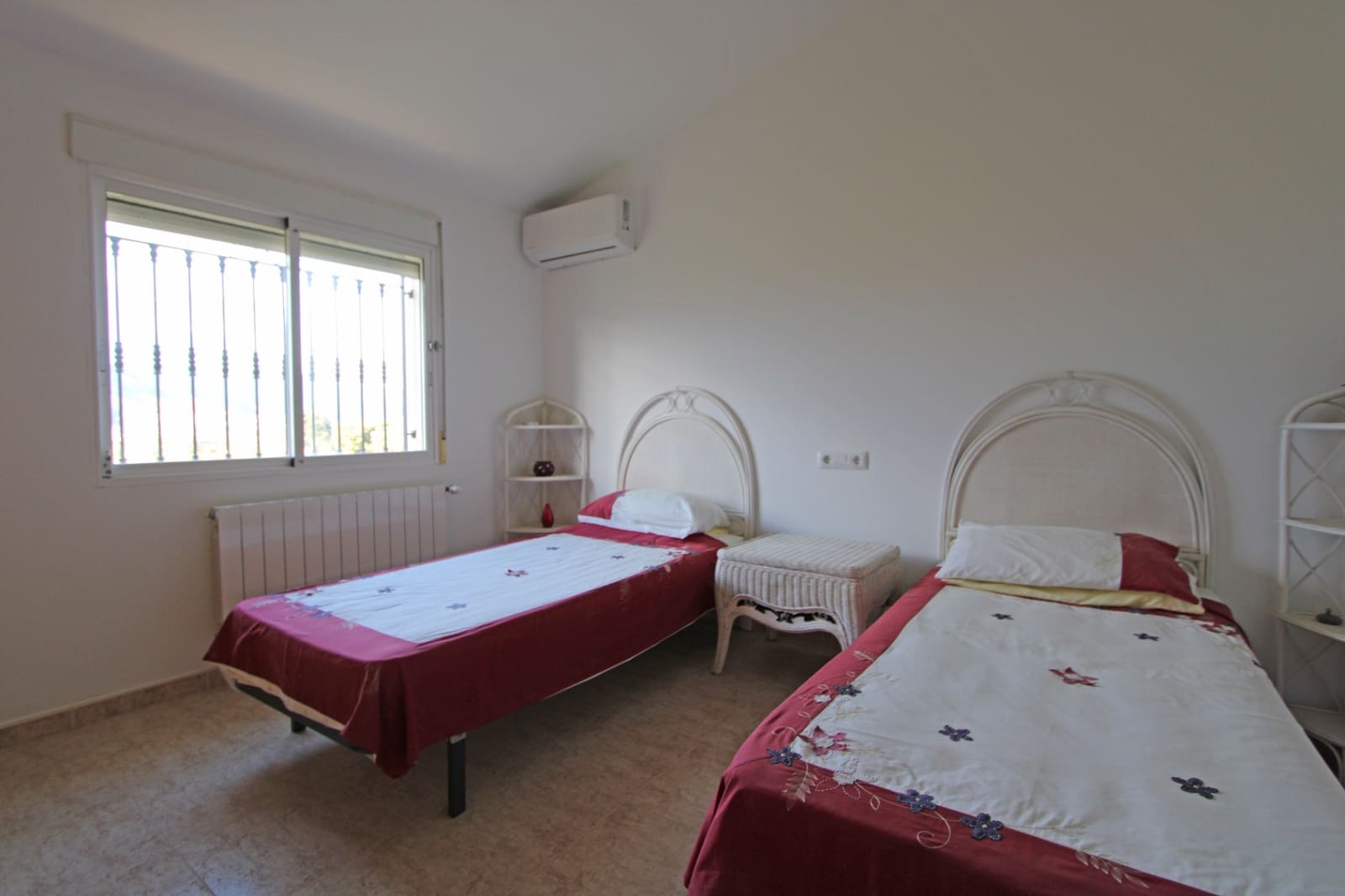 4 bedroom Villa for sale in Benidoleig with pool garage - € 575,000 (Ref: 9737029)