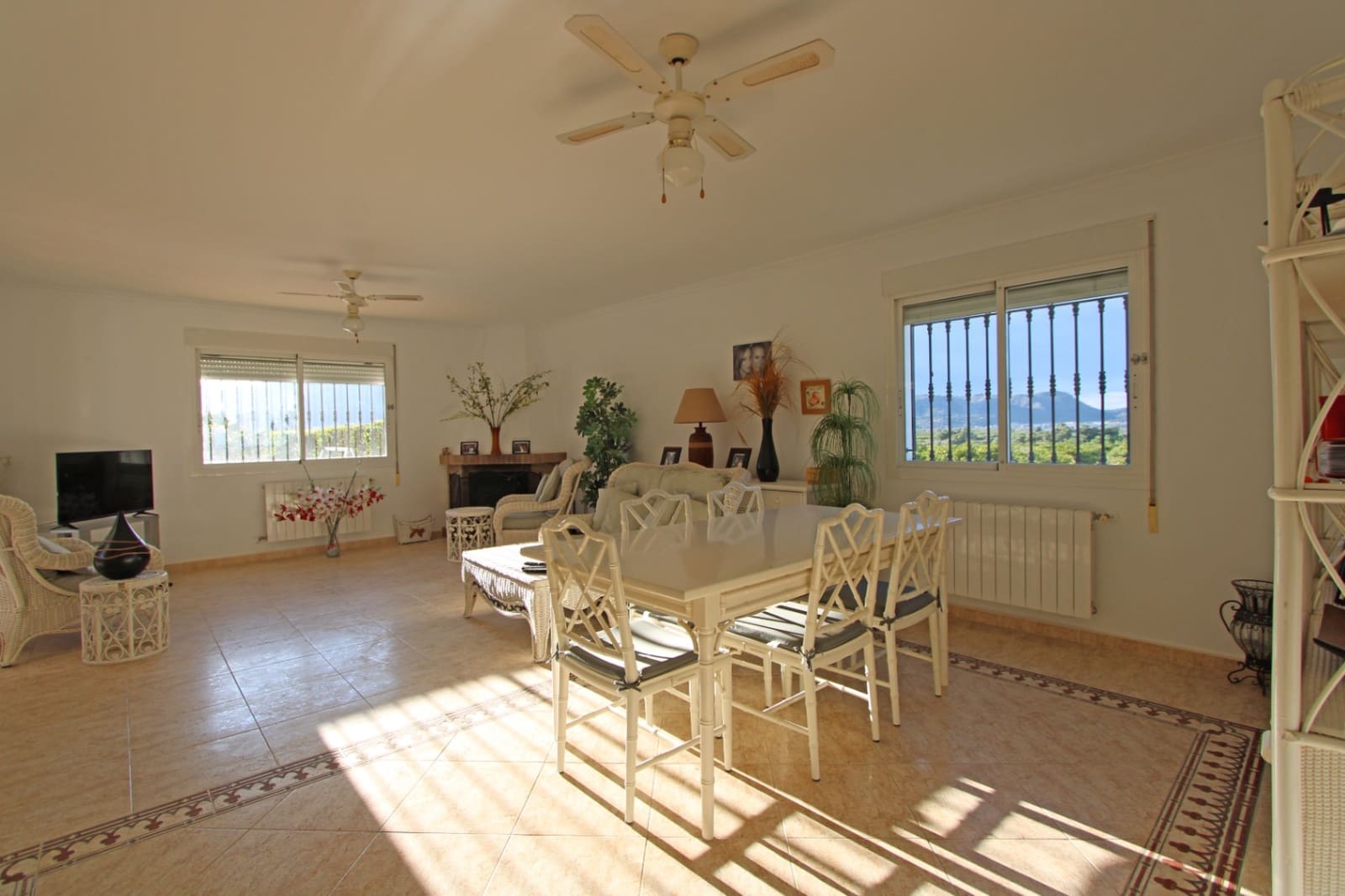 4 bedroom Villa for sale in Benidoleig with pool garage - € 575,000 (Ref: 9737029)