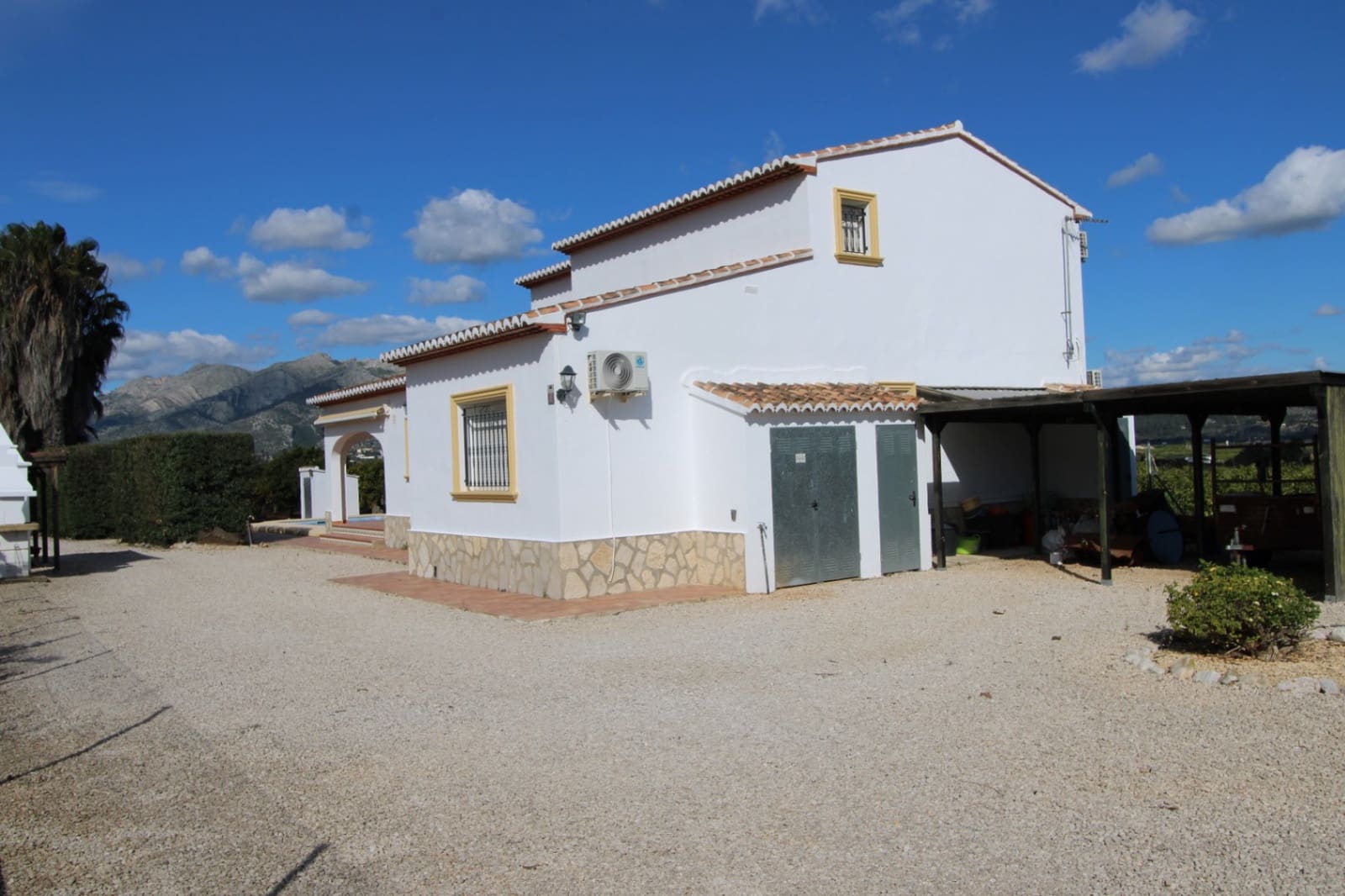 4 bedroom Villa for sale in Benidoleig with pool garage - € 575,000 (Ref: 9737029)