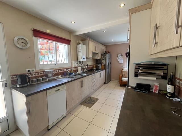 2 sovrum Villa till salu i Orba med pool garage - 420 000 € (Ref: 9798062)