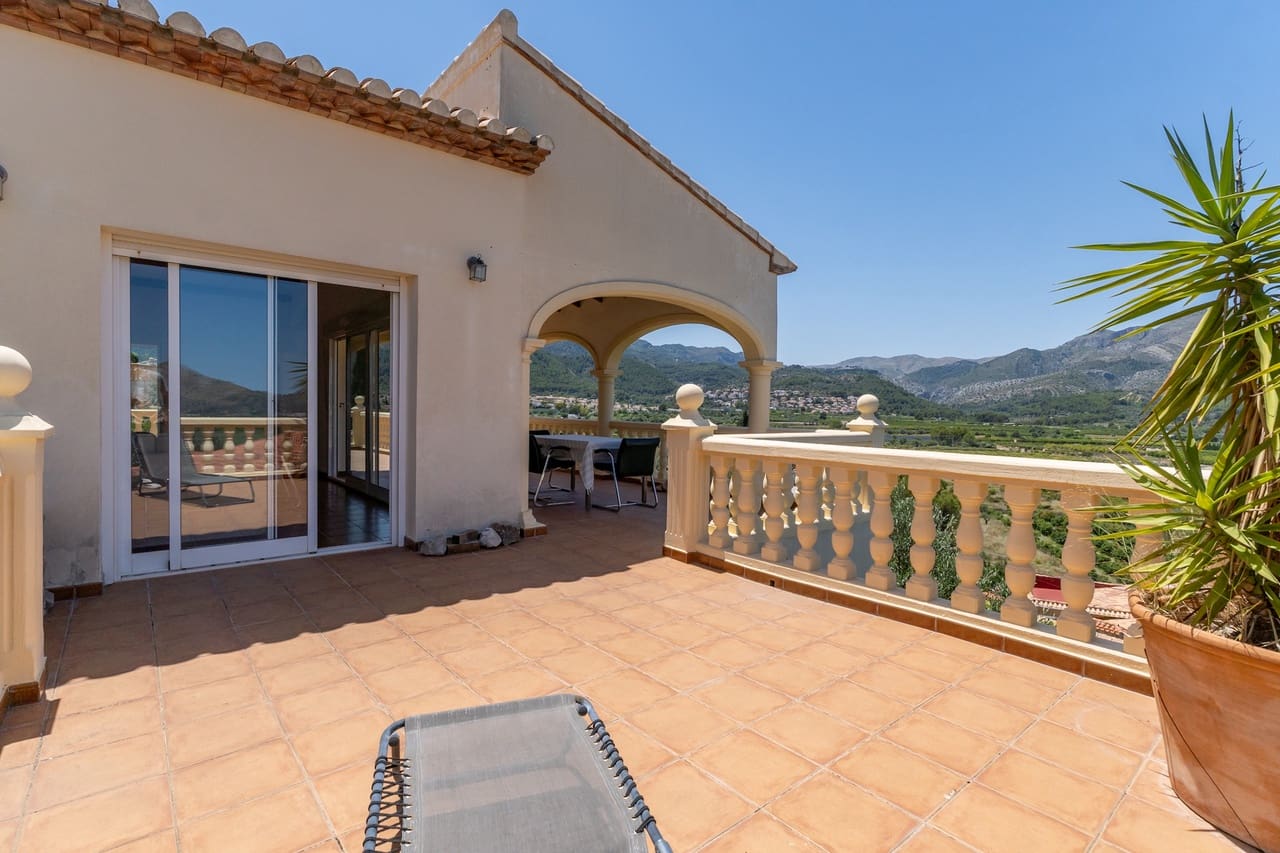 5 bedroom Villa for sale in Orba - € 645,000 (Ref: 9927935)
