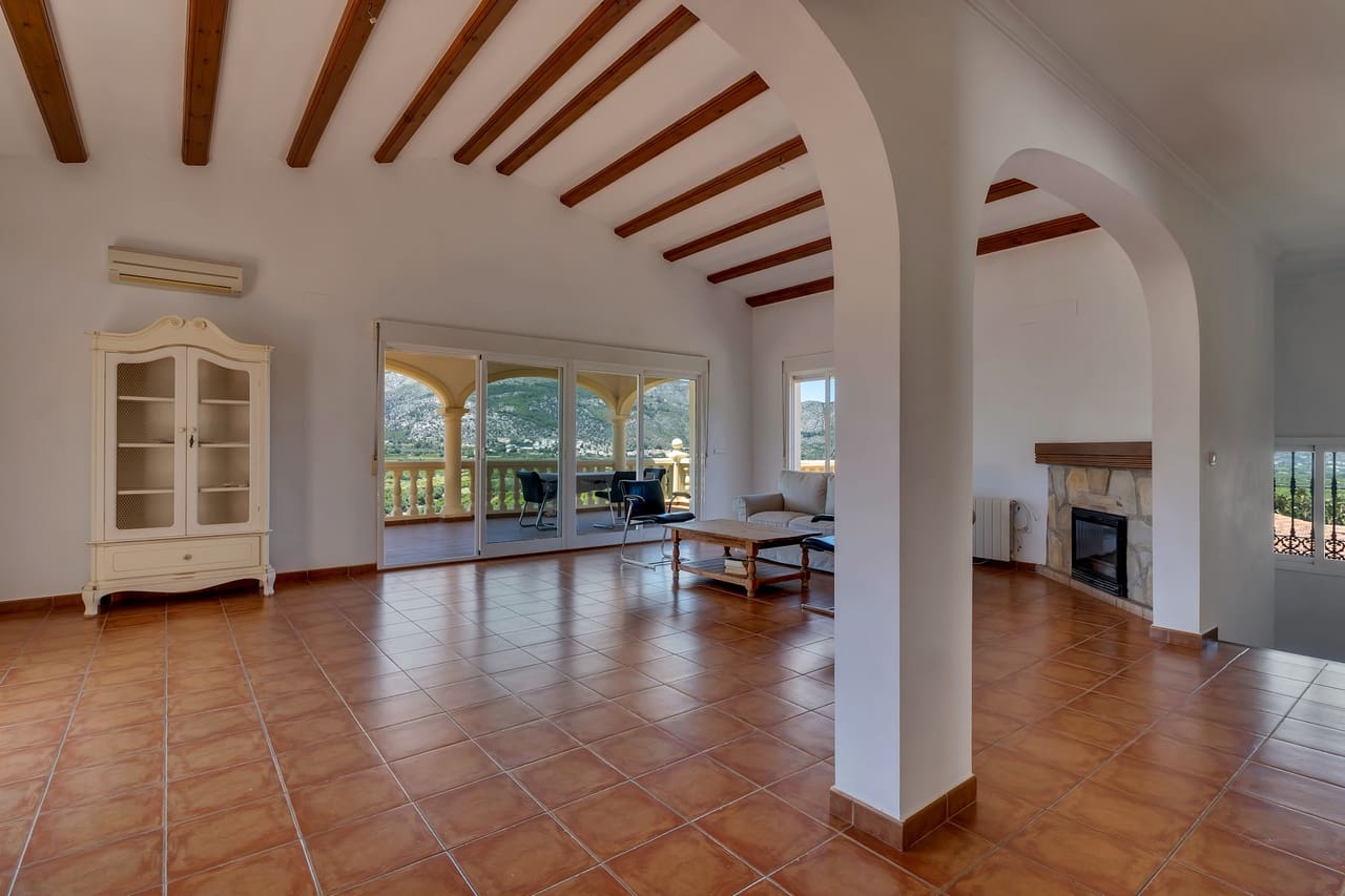 5 bedroom Villa for sale in Orba - € 645,000 (Ref: 9927935)