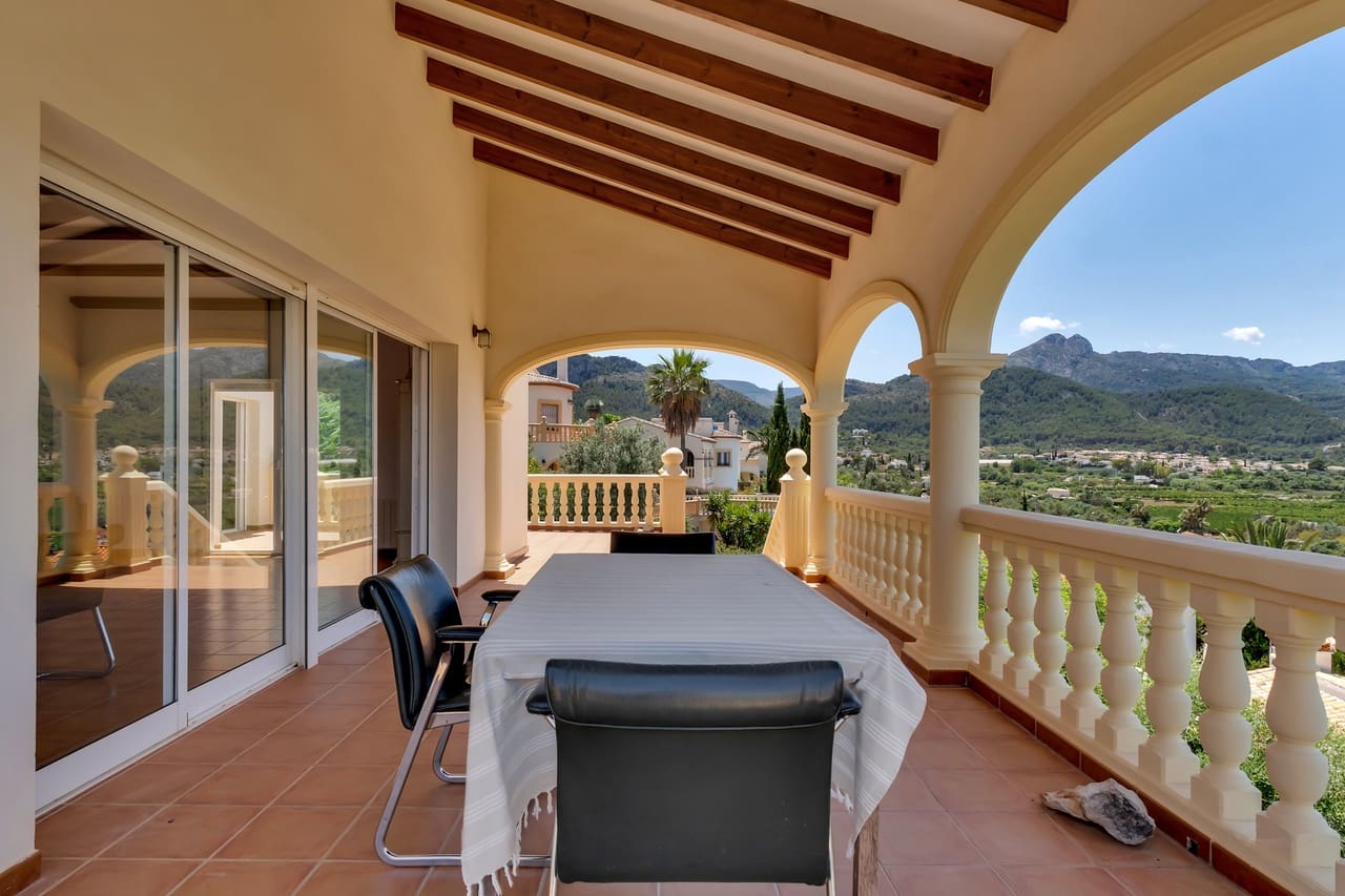 5 bedroom Villa for sale in Orba - € 645,000 (Ref: 9927935)