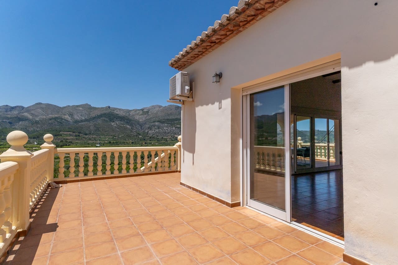 5 bedroom Villa for sale in Orba - € 645,000 (Ref: 9927935)