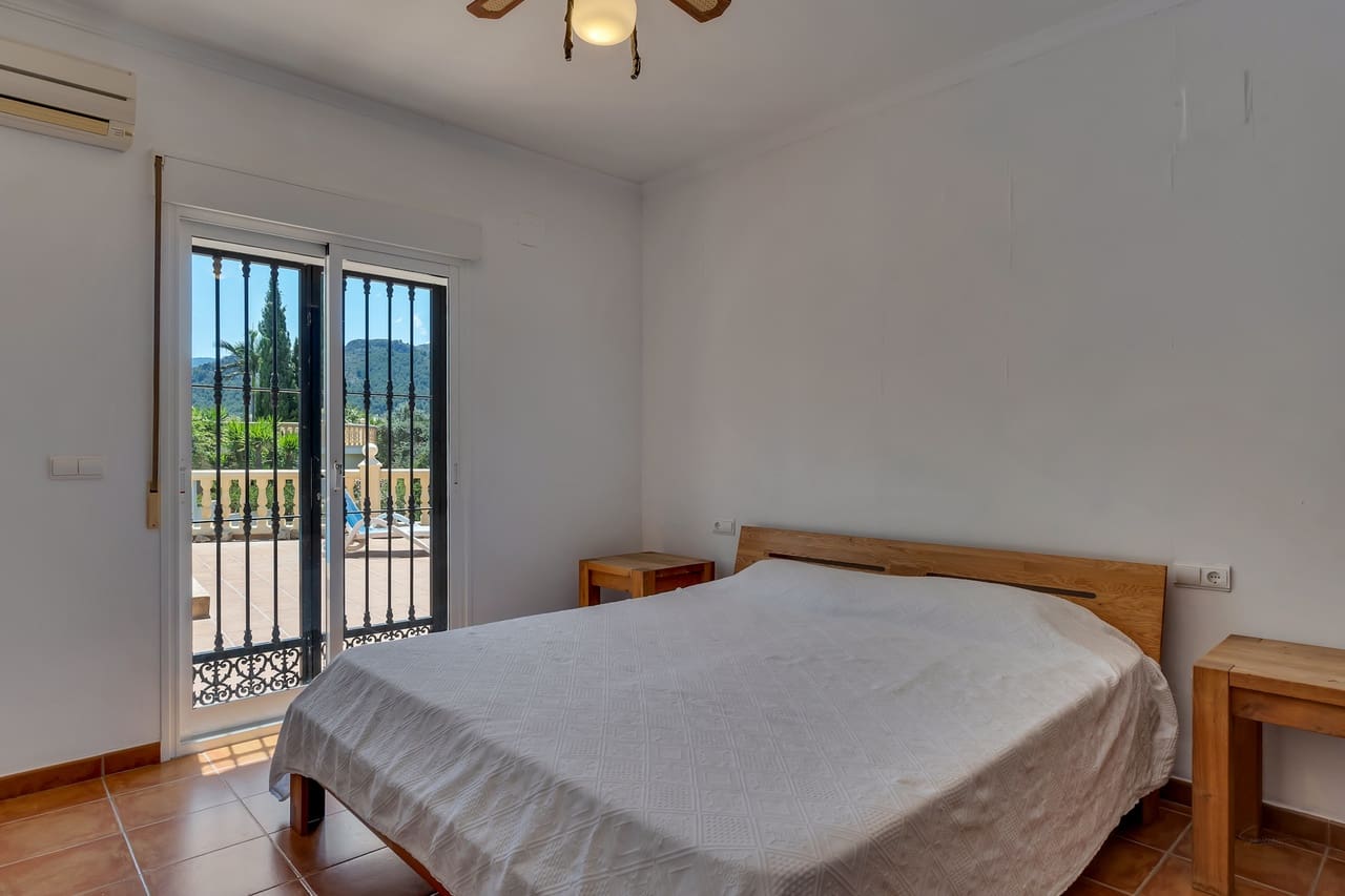 5 bedroom Villa for sale in Orba - € 645,000 (Ref: 9927935)
