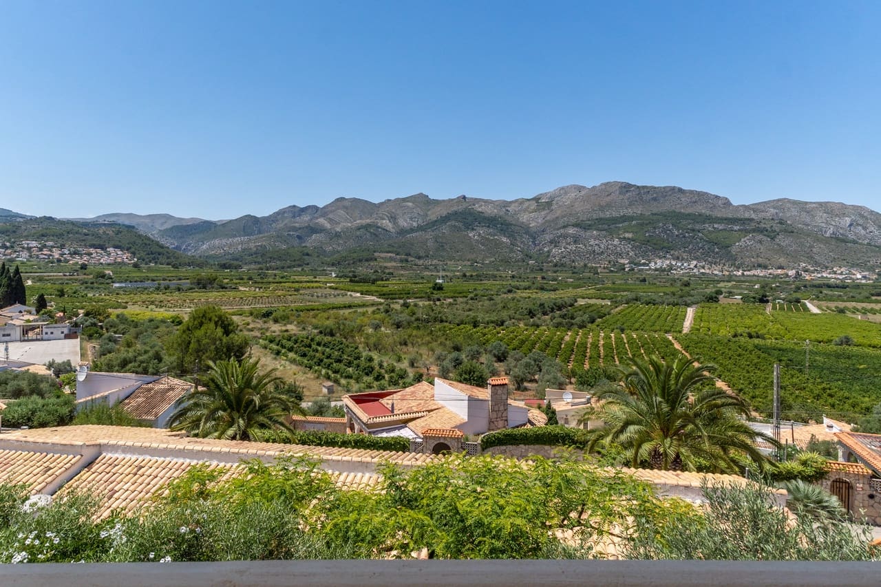 5 bedroom Villa for sale in Orba - € 645,000 (Ref: 9927935)