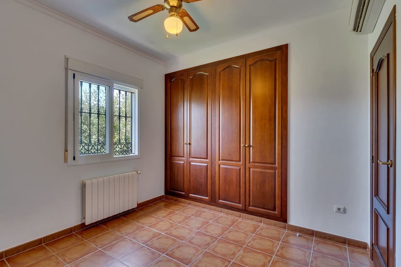 5 bedroom Villa for sale in Orba - € 645,000 (Ref: 9927935)