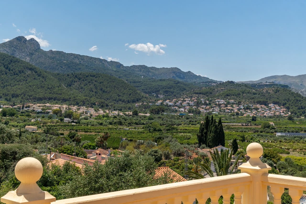 5 bedroom Villa for sale in Orba - € 645,000 (Ref: 9927935)