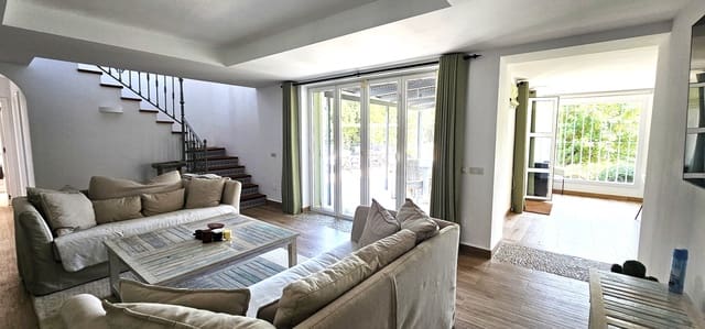 Chalet de 4 habitaciones en Sotogrande Alto, San Roque en venta con piscina garaje - 1.595.000 € (Ref: 7435066)