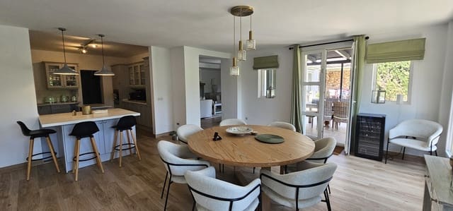 Chalet de 4 habitaciones en Sotogrande Alto, San Roque en venta con piscina garaje - 1.595.000 € (Ref: 7435066)