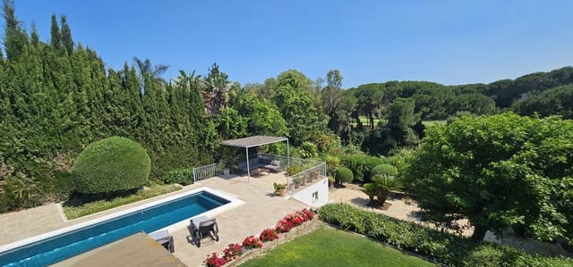 Chalet de 4 habitaciones en Sotogrande Alto, San Roque en venta con piscina garaje - 1.595.000 € (Ref: 7435066)