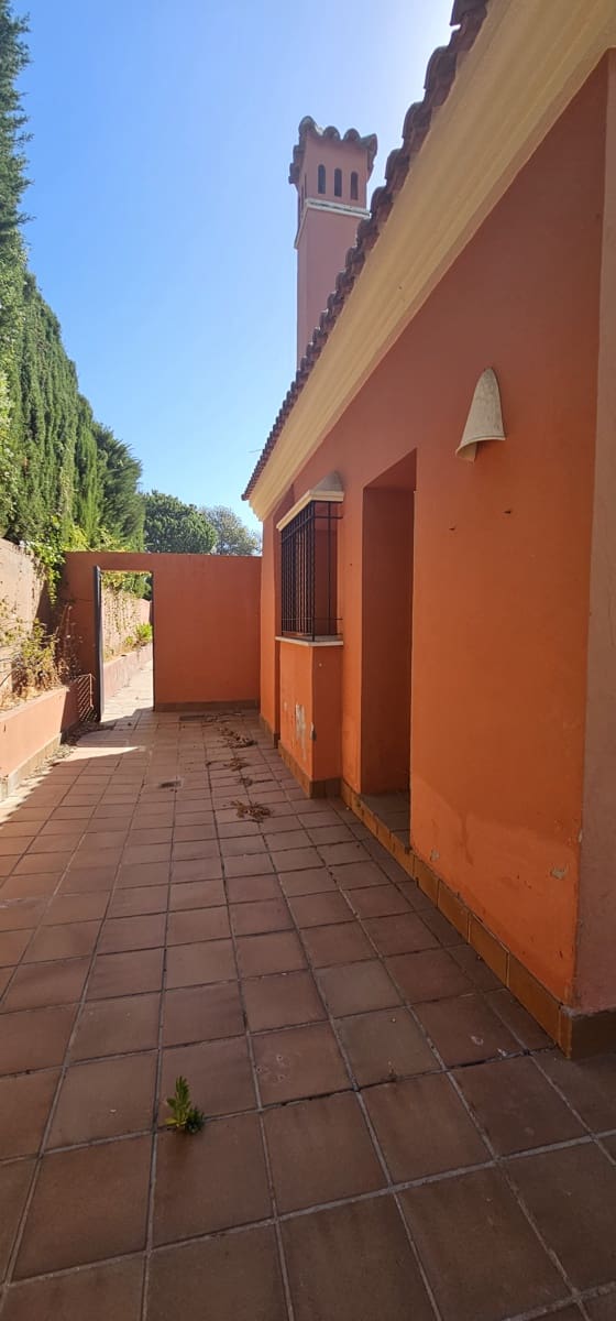4 bedroom Villa for sale in Sotogrande with pool garage - € 1,100,000 (Ref: 7448164)