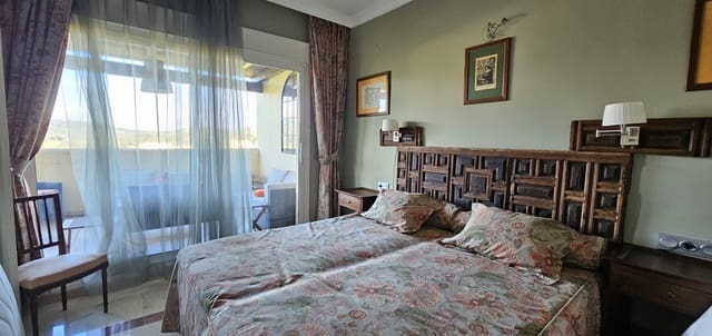 4 soveværelse Lejlighed til salg i San Roque med swimmingpool garage - € 590.000 (Ref: 8145108)
