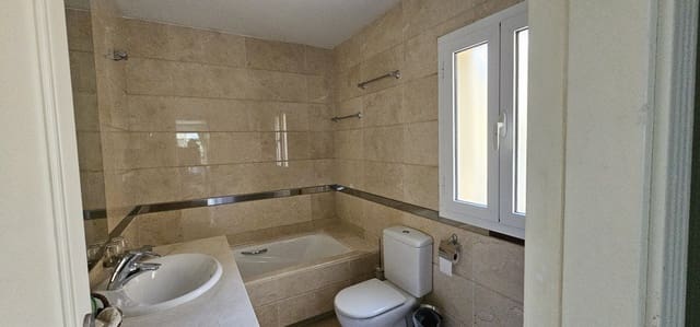 4 soveværelse Lejlighed til salg i San Roque med swimmingpool garage - € 590.000 (Ref: 8145108)