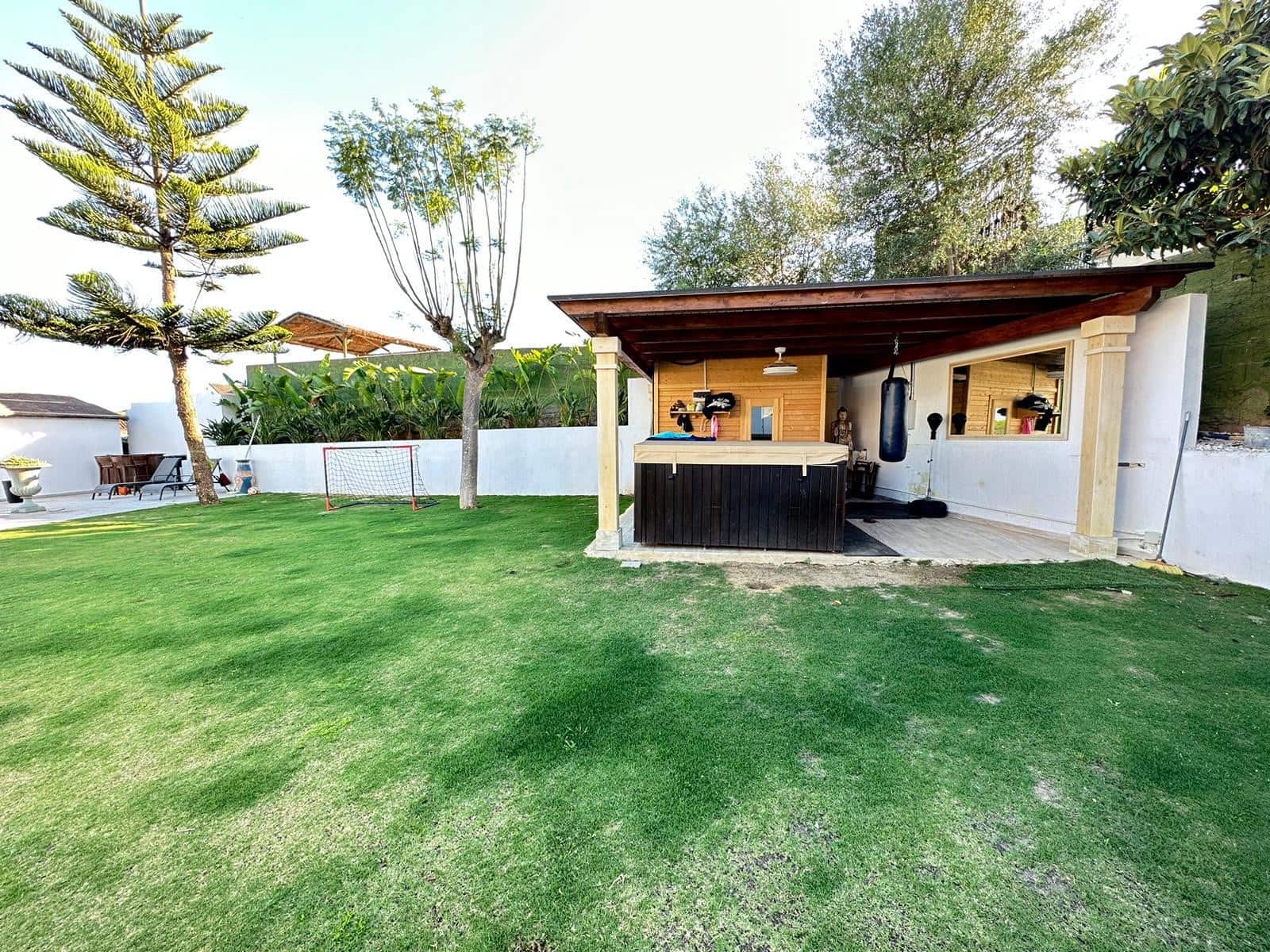 4 soverom Villa til salgs i Pueblo Nuevo de Guadiaro med svømmebasseng garasje - € 875 000 (Ref: 8549210)